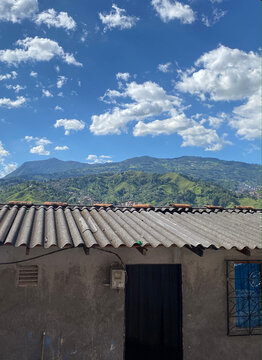maison pauvre d'Amérique du sud.  quartier de Medellin en Colombie, qui se surnome la comuna 13, c'est un ancien quartier dangereux, on peut  voir les montagnes en arrière plan 