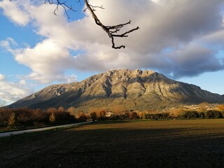 Monte Taburno Appennino italiano vetta con nubi