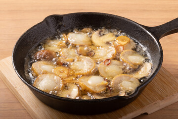 ベビーホタテのアヒージョ