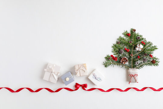 クリスマスツリーとプレゼントボックス　白背景　リボンフレーム