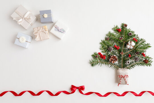 クリスマスツリーとプレゼントボックス　白背景　リボンフレーム