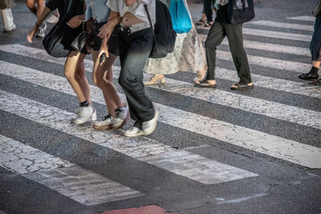 東京の夜の渋谷で手をつないで歩く女性たち - obrazy, fototapety, plakaty