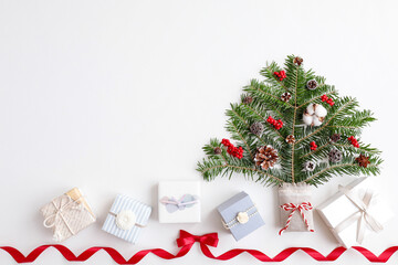 クリスマスツリーとプレゼントボックス　白背景　リボンフレーム