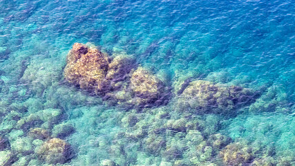 Rochers ocres recouverts d'une eau cristalline dans la mer méditerranée à Nice sur la Côte d'Azur