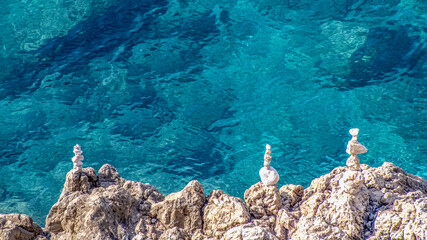 Rochers ocres recouverts d'une eau cristalline dans la mer méditerranée à Nice sur la Côte...