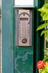 Interphone à la grille extérieure d'une copropriété