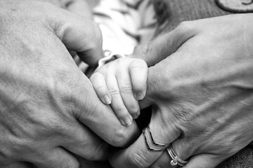 Les parents qui tiennent la main de l'autre bébé nouveau-né 