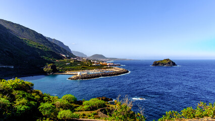 Das Bild ist eine schöne und beeindruckende Aufnahme der Kanarischen Inseln. Es zeigt die Schönheit der natürlichen Landschaft und die Vielfalt der Sehenswürdigkeiten, die die Inseln zu bieten haben.
