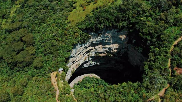 Hoyo del aire ubicado en La Paz, Santander, Colombia, segundo hoyo mas profundo del mundo