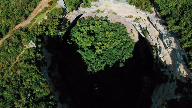 Hoyo del aire ubicado en La Paz, Santander, Colombia, segundo hoyo mas profundo del mundo