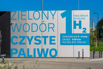 Fototapeta premium Stacja tankowania wodoru z napisem „Zielony wodór, czyste paliwo” w Polsce
