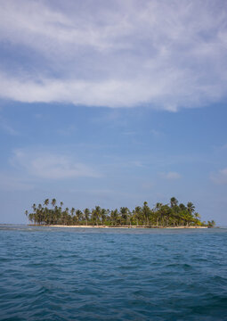 Panama, San Blas Islands, Mamitupu, Tropical Kuna Tribe Island In The Caribbean