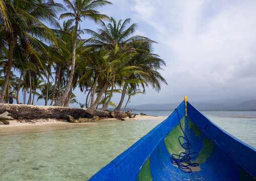 Panama, San Blas Islands, Mamitupu, Traditional Kuna Tribe Canoe