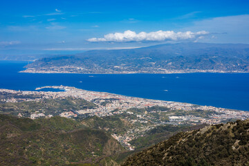 Fototapeta na wymiar Messina on the island of Sicily with the coast of Italy in the background