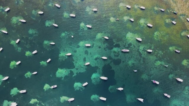 Bateaux mer oc&eacute;an eau transparente France r&eacute;gion fran&ccedil;aise Bretagne vid&eacute;o vue de ciel a&eacute;rienne drone