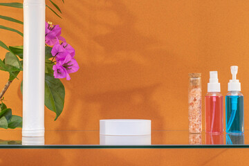 Arrière plan orange avec présentoir pour des produits avec un rendu 3 D. Plate-forme vide avec podium pour cosmétique, bijoux, maquette ou autres objets.