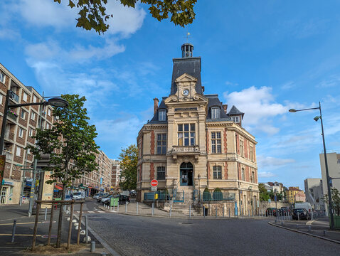 Arcueil, France - 28 septembre 2023: Vue ext&eacute;rieure du centre culturel Marius SIdobre, ancienne mairie d'Arcueil, dans le d&eacute;partement du Val-de-Marne en r&eacute;gion &Icirc;le-de-France, au sud de Paris