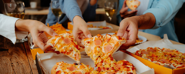 hands of a colleague or friend eating pizza After meeting at the office for a long time They're partying at home, eating pizza and having fun. food and drink people and holidays - obrazy, fototapety, plakaty