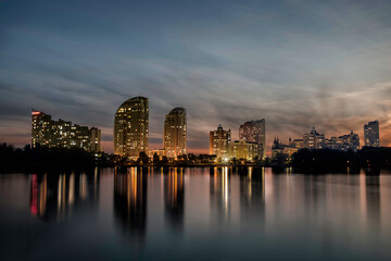 Fototapeta premium city skyline at night