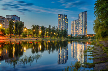 Fototapeta na wymiar Beautiful sunset on the bank of the river in Kiev