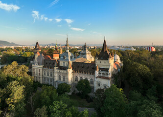 Obraz premium Castle of vadjahunyad in the city park in Budapest, Hungary with amazing morning lights. .Europe, Hungary, Buedapest, Vajdahunyad castle