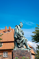Fototapeta na wymiar Eine Taube sitzt auf dem Denkmal für den Dichter Emanuel in der Lübecker Altstadt