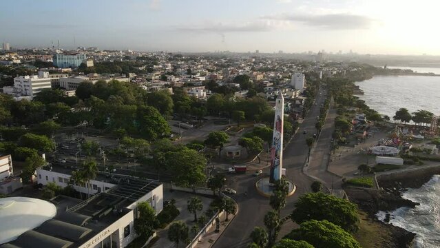 vista de santo domingo en el atardecer sobre el obelisco del malecon
