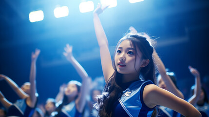 緊張した表情のチアリーディング部の女性