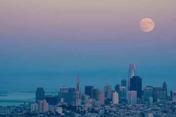  San Francisco skyline with full moon at sunset.
