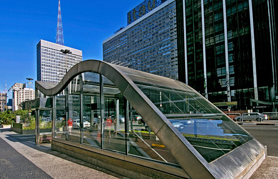 Esta&ccedil;&atilde;o do metr&ocirc;, Avenida Paulista. S&atilde;o Paulo.