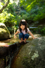 川遊びする子供