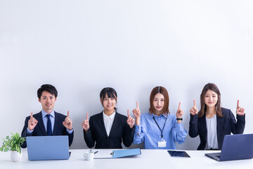 指差しする複数の男女　Business