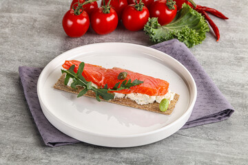 Crispy bread with salmon and cream cheese