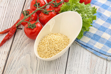 Raw sesame seeds in the bowl