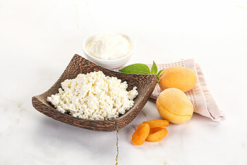 Cottage cheese with apricot and cream