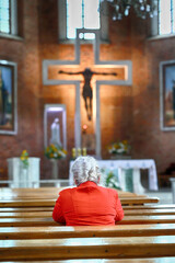 Stara kobieta w kościelnej ławie samotna.   - obrazy, fototapety, plakaty