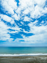 Obraz premium The Seashore and the Blue Sky with White Clouds