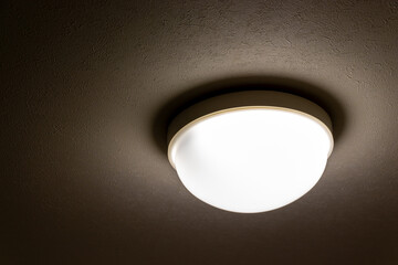 暗い部屋で光る天井の半球形の照明
