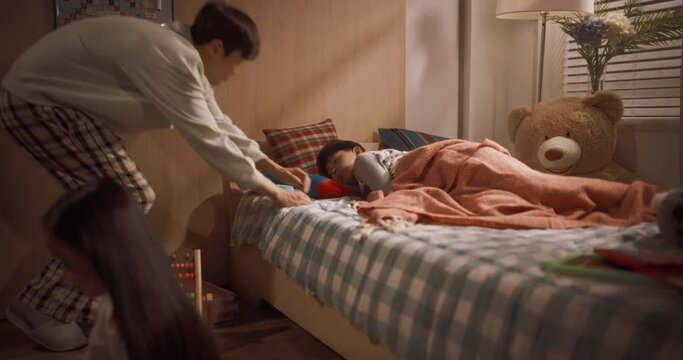 아빠가 아이 방에 들어가 잠자는 아들을 깨우고 딸은 장난감을 갖고 노는 영상