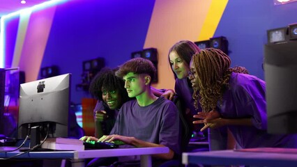 young group of multiracial teenage gamers playing online video games, the team pays attention to the screen and celebrates the victoryProyecto sin título 12