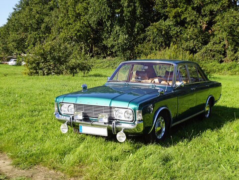 Ford 20M in blau