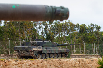 Vista de un carro de combate o tanque Leopard en un campo de tiro.