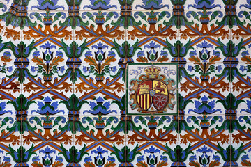 Vista de azulejos tipicos con el escudo de españa en el patio del palacio de Antonio de Mendoza en Guadalajara, España.