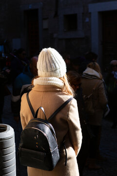 Vista de una mujer vestida con elegantes ropas de invierno.