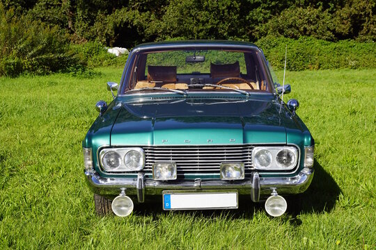 Ford 20M in blau