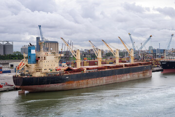 Bulk carrier vessels in the port