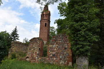 Fototapeta na wymiar Karwowo ruiny kościoła powiat policki