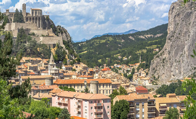 Sisteron, citadelle et rocher de la Baume  - obrazy, fototapety, plakaty