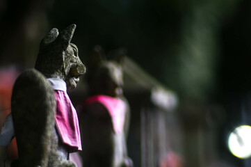 京都 深夜の伏見稲荷大社に佇む狐の石像