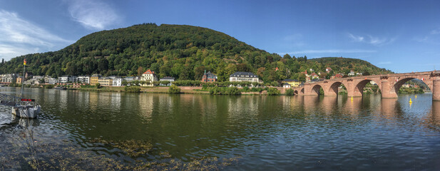 Blick über den Neckar mit alter Brücke in Heidelberg auf Heidelberg-Neuenheim und Heiligenberg - obrazy, fototapety, plakaty